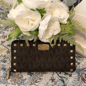 Micheal Kors Zip Around Continental wallet